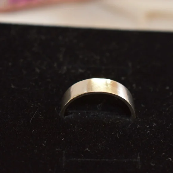 SOLD - Mejuri Rectangular Signet Ring - Picture 4 of 13